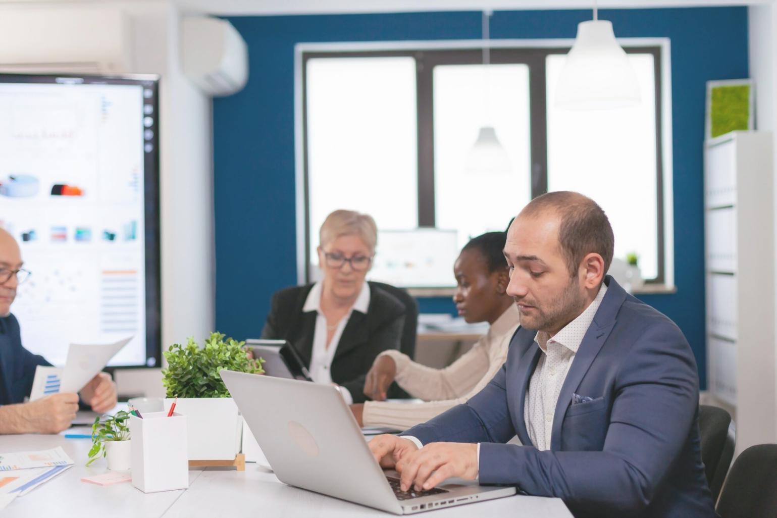 Moderne Arbeitsplatzgestaltung für Finanzautomatisierung